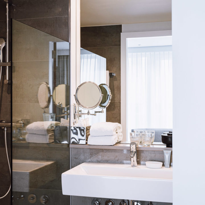 The bathroom with shower in Pillows Hotel Brussels Centre