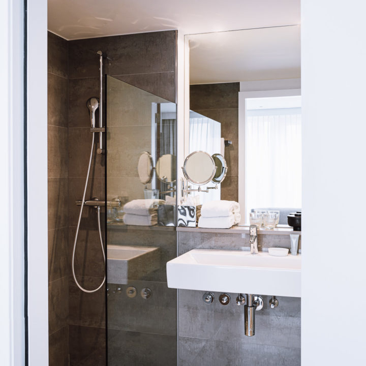 The bathroom with shower in Pillows Hotel Brussels Centre