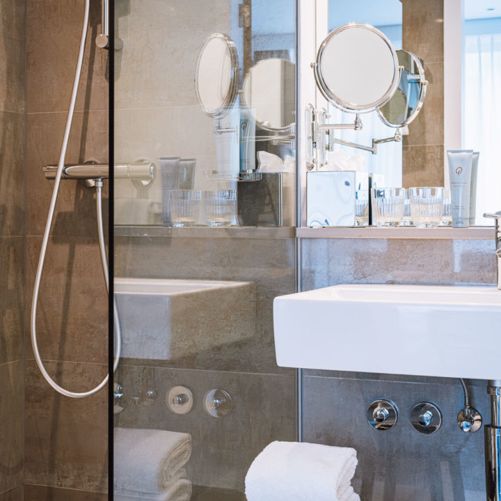 The bathroom with shower in Pillows Hotel Brussels Centre