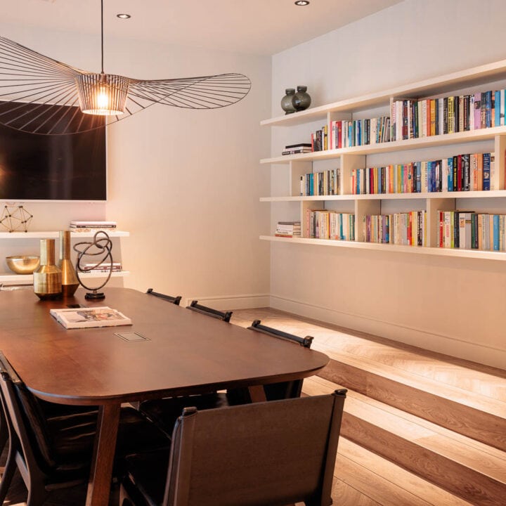 The library with a large table in Pillows Hotel Brussels Centre