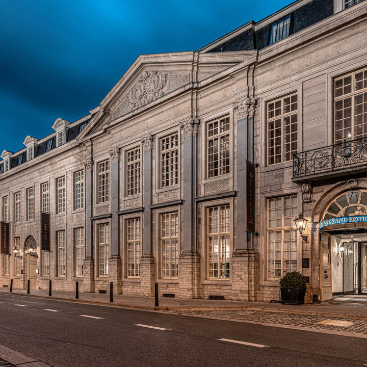 The building of Pillows Hotel Reylof at night