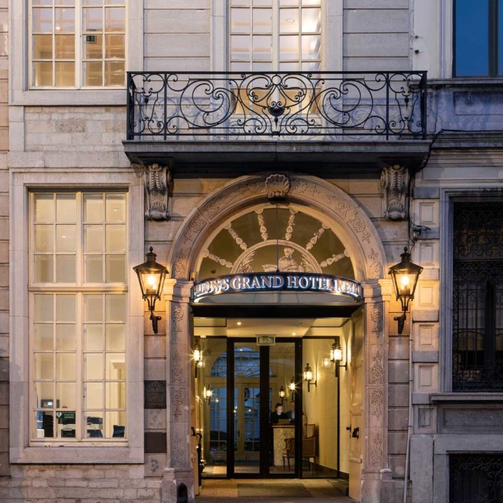 The front entrance of Pillows Hotels Reylof in Ghent at night