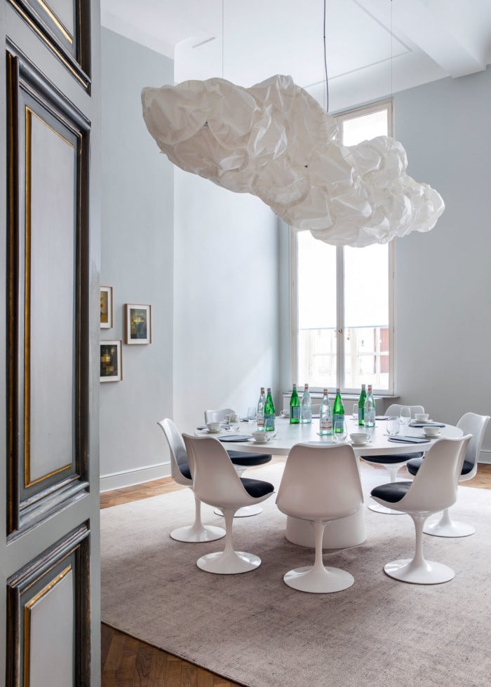 A bright meeting room with a white round table and white chairs in Pillows Hotel Reylof in Ghent