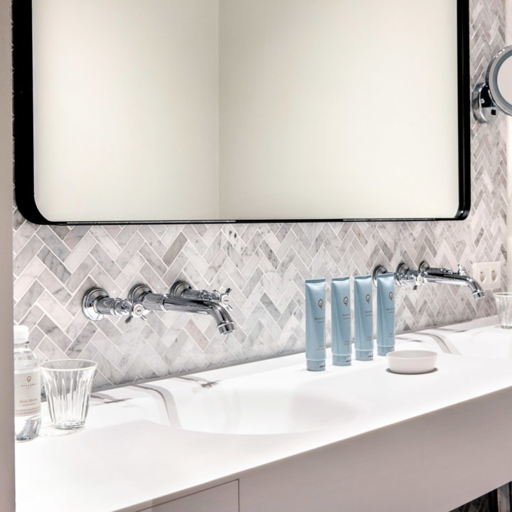 A hotel bathroom with shampoo and bodylotion bottles of Ghent