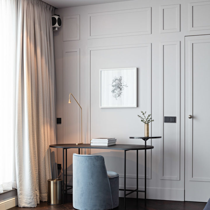 A blue chair at a desk in a hotel room