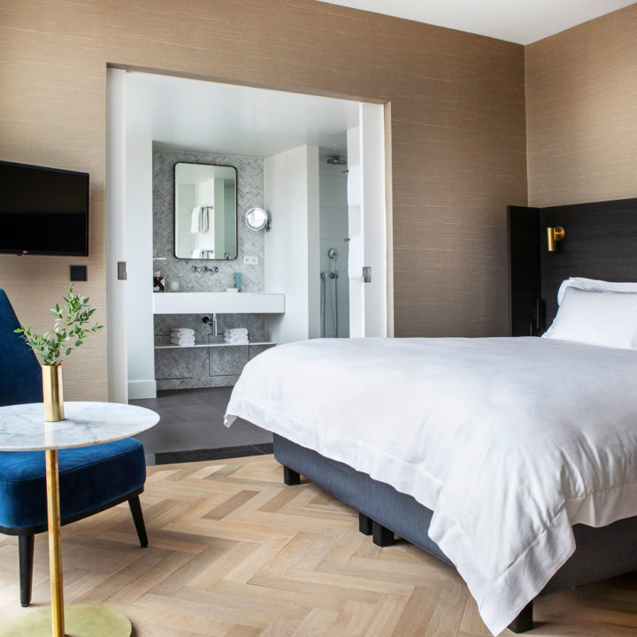 A king size bed in the Suite of Pillows Hotel Reylof in Ghent