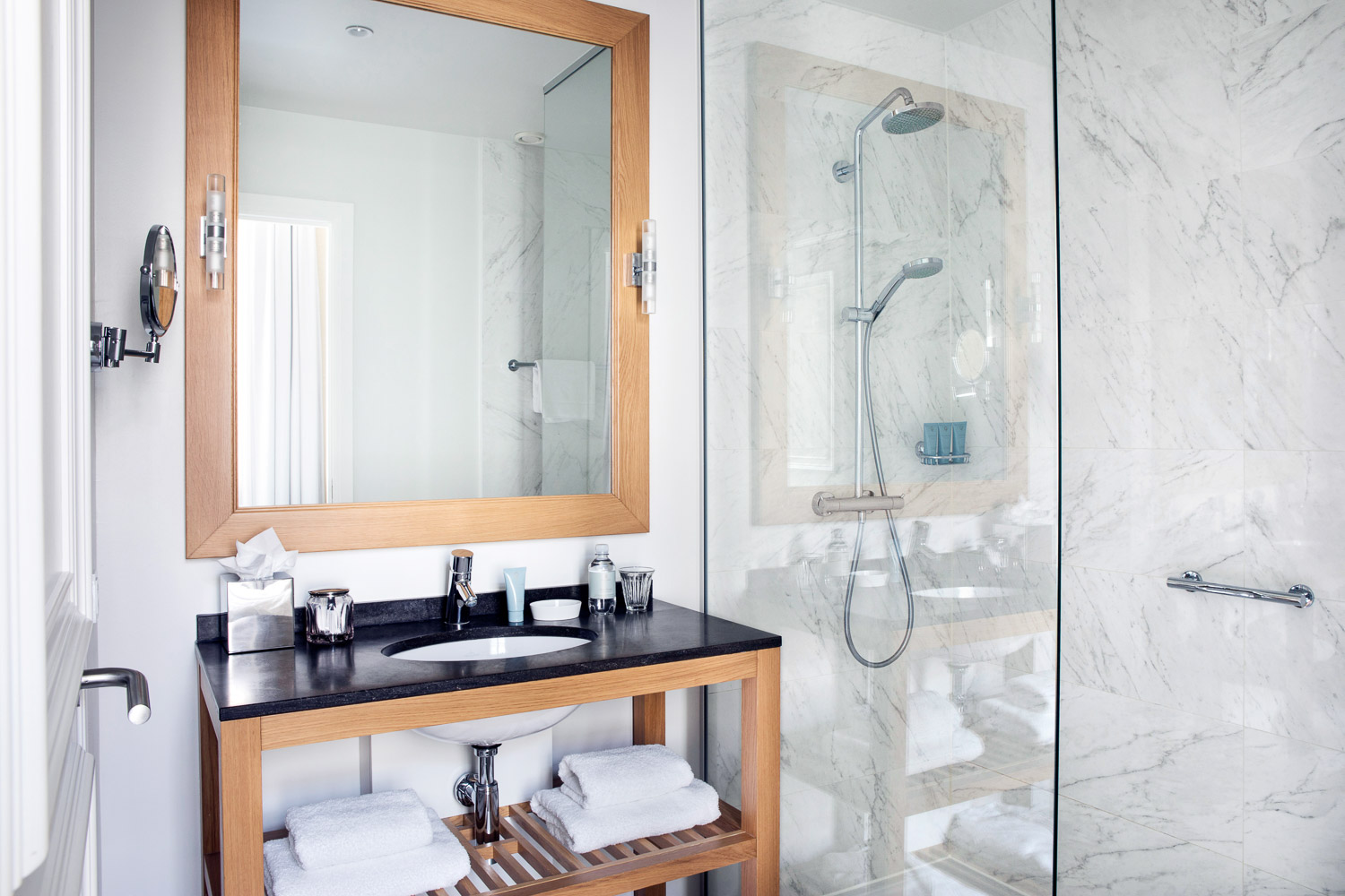A hotel bathroom with a shower in Pillows Hotel Reylof in Ghent