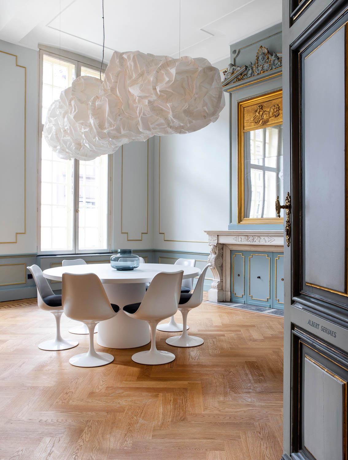 A Salon with white chairs at a round table in Grand Hotel Reylof in Ghent