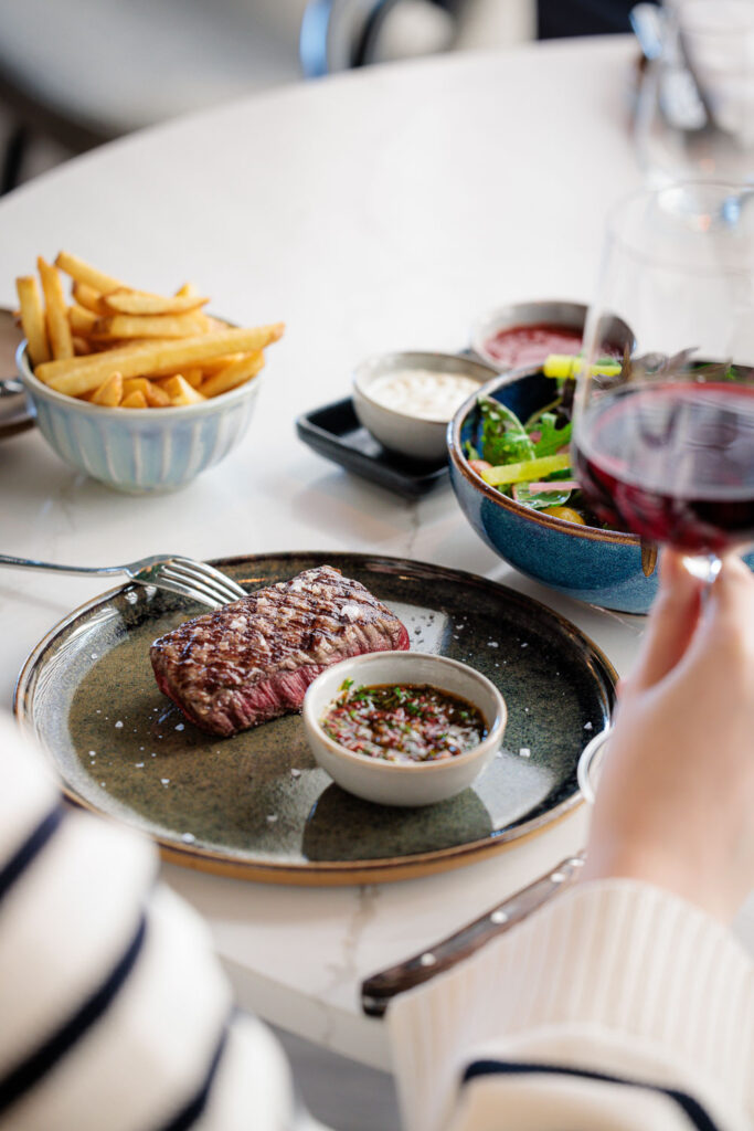 The Living Bar & Restaurant